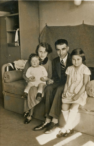 Maud Michal Beer – with her parents and younger sister Karmela, approx. in 1935.