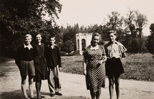 Skupina německých chlapců s vychovatelkami M. Štěrbovou (vpravo) a D. Štěpánkovou (vlevo).