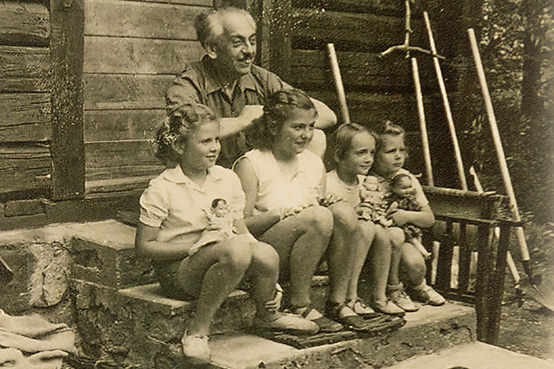 MUDr. Emil Vogl s dětmi na Samechově v roce 1952, fotografie z rodinného archivu I. Šonkové.