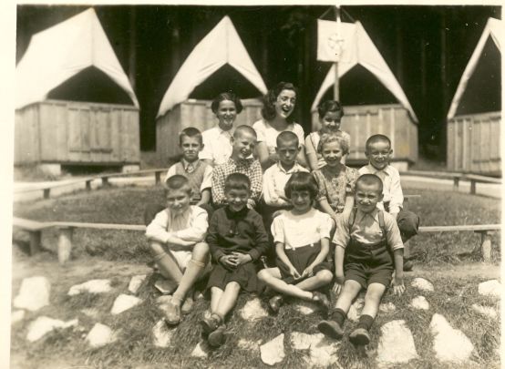 Děti v ozdravovně v Mýtě u Rokycan, červenec 1939, několik z nich zahynulo během holocaustu.